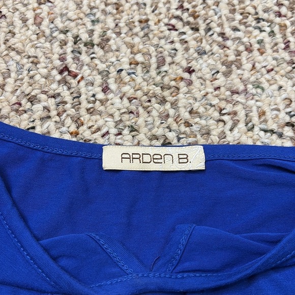 Arden B Blue Cold Shoulder Keyhole Long Top. Small - Picture 4 of 9